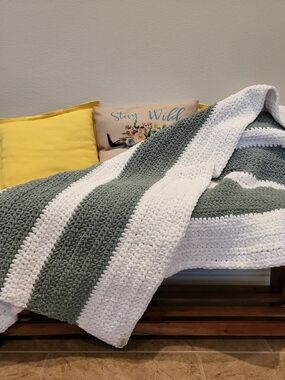 Handcrafted Chunky Knit Throw Blanket 39x53.5- NWT